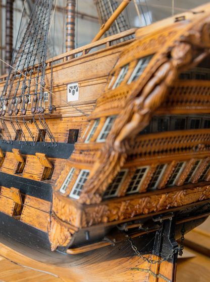 Maquette de vaisseau de guerre ancien exposée au musée national de la Marine à Rochefort, vue de la poupe richement décorée de sculptures dorées