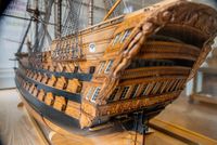 Maquette de vaisseau de guerre ancien exposée au musée national de la Marine à Rochefort, vue de la poupe richement décorée de sculptures dorées