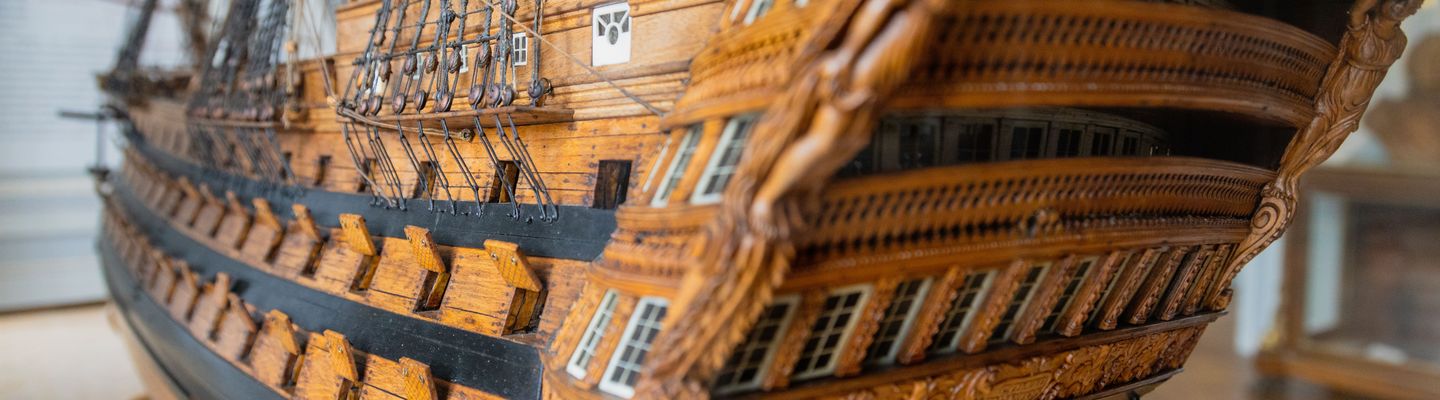 Maquette de vaisseau de guerre ancien exposée au musée national de la Marine à Rochefort, vue de la poupe richement décorée de sculptures dorées