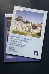 Livrets d’informations pratiques facile à lire et à comprendre (FALC) avec en couverture l’extérieur du musée national de la Marine à Rochefort