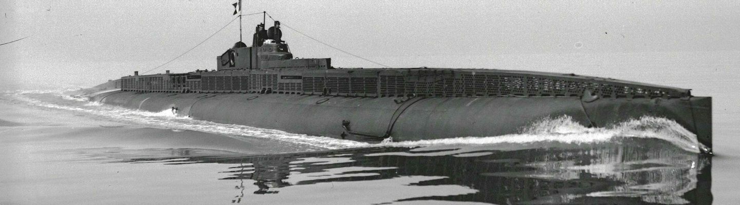 Sous-marin en surface, photographie d’archive en noir et blanc illustrant les débuts des submersibles militaires présentés dans l’exposition de Rochefort