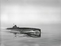 Sous-marin en surface, photographie d’archive en noir et blanc illustrant les débuts des submersibles militaires présentés dans l’exposition de Rochefort