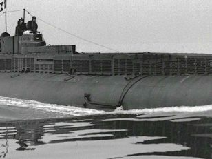 Sous-marin en surface, photographie d’archive en noir et blanc illustrant les débuts des submersibles militaires présentés dans l’exposition de Rochefort