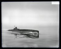 Sous-marin en surface, photographie d’archive en noir et blanc illustrant les débuts des submersibles militaires présentés dans l’exposition de Rochefort