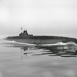 Sous-marin en surface, photographie d’archive en noir et blanc illustrant les débuts des submersibles militaires présentés dans l’exposition de Rochefort