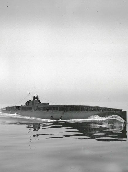 Sous-marin en surface, photographie d’archive en noir et blanc illustrant les débuts des submersibles militaires présentés dans l’exposition de Rochefort