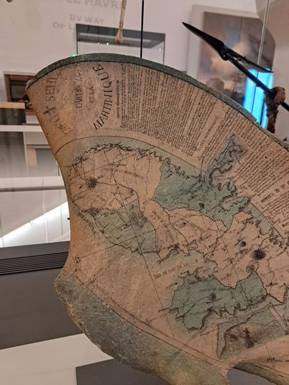 Gros plan sur l'omoplate et la carte gravée sur celui-ci