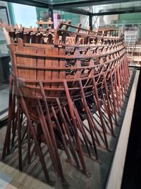 Maquette de vaisseau de 74 canons en construction, vue de profil montrant la charpente en bois et les couples de la coque – Musée national de la Marine, Rochefort