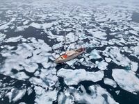 Photograph of the schooner Persévérance drifting in the Northwest Passage in August 2025, equipped for ocean and climate research.