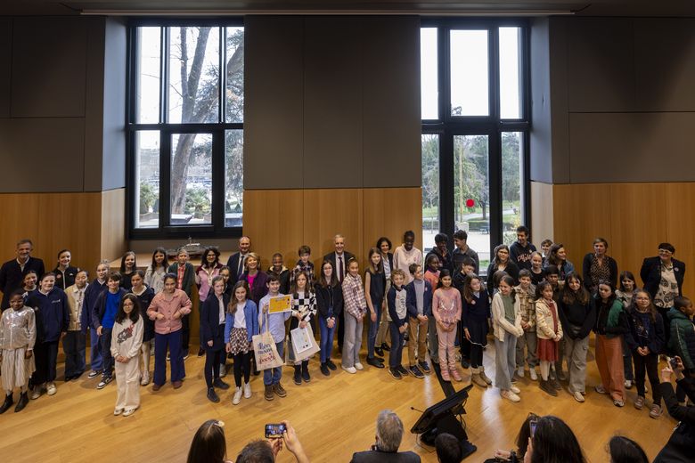 Photo des lauréats face à l'auditorium 