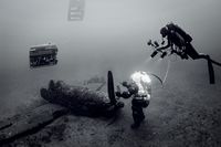 Épave du Mustang P-51 explorée par un plongeur en scaphandre Newsuit et un ROV, 2008.