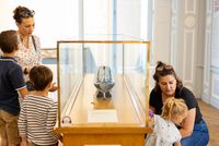 Deux mère avec leurs enfants regarde une maquette de sous-marins