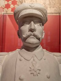 Buste en plâtre de Pierre Loti en uniforme, exposé au musée national de la Marine dans le cadre de l’exposition "Pierre Loti, hommage sculpté".