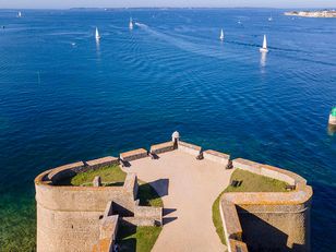 Vue d'un bastion sur la mer 