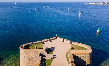 Vue d'un bastion sur la mer 