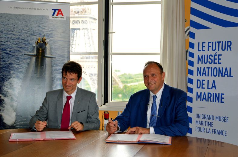 Loïc Rocard, Président-Directeur  général de TechnicAtome, et le commissaire général de la  Marine Vincent Campredon, Directeur du musée national  de la Marine, signent une convention de mécénat