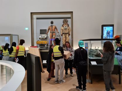 Défi sensoriel pour les enfants dans les galeries du musée national de la Marine.
