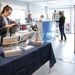 Librairie avec visiteurs