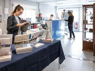 Librairie avec visiteurs