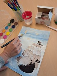 Pour les joyeux mercredis réalisation d’un voilier fantôme à l’aquarelle, voiles en papier collé et décor marin.
