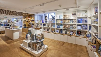 Allées et présentoirs de la boutique du musée national de la Marine mettant en valeur souvenirs et objets culturels.